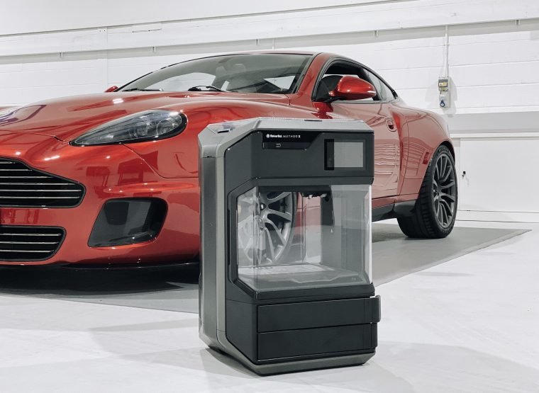 EL DISEÑADOR DE PRODUCTOS AUTOMOVILÍSTICOS DE LUJO Y DE ESTILO DE VIDA CALLUM INSTALA LA IMPRESORA 3D MAKERBOT METHOD X PARA PRODUCIR PROTOTIPOS, HERRAMIENTAS Y PIEZAS DE USO FINAL - COMENZANDO CON SU ASTON MARTIN CALLUM VANQUISH 25 DE R-REFORGED